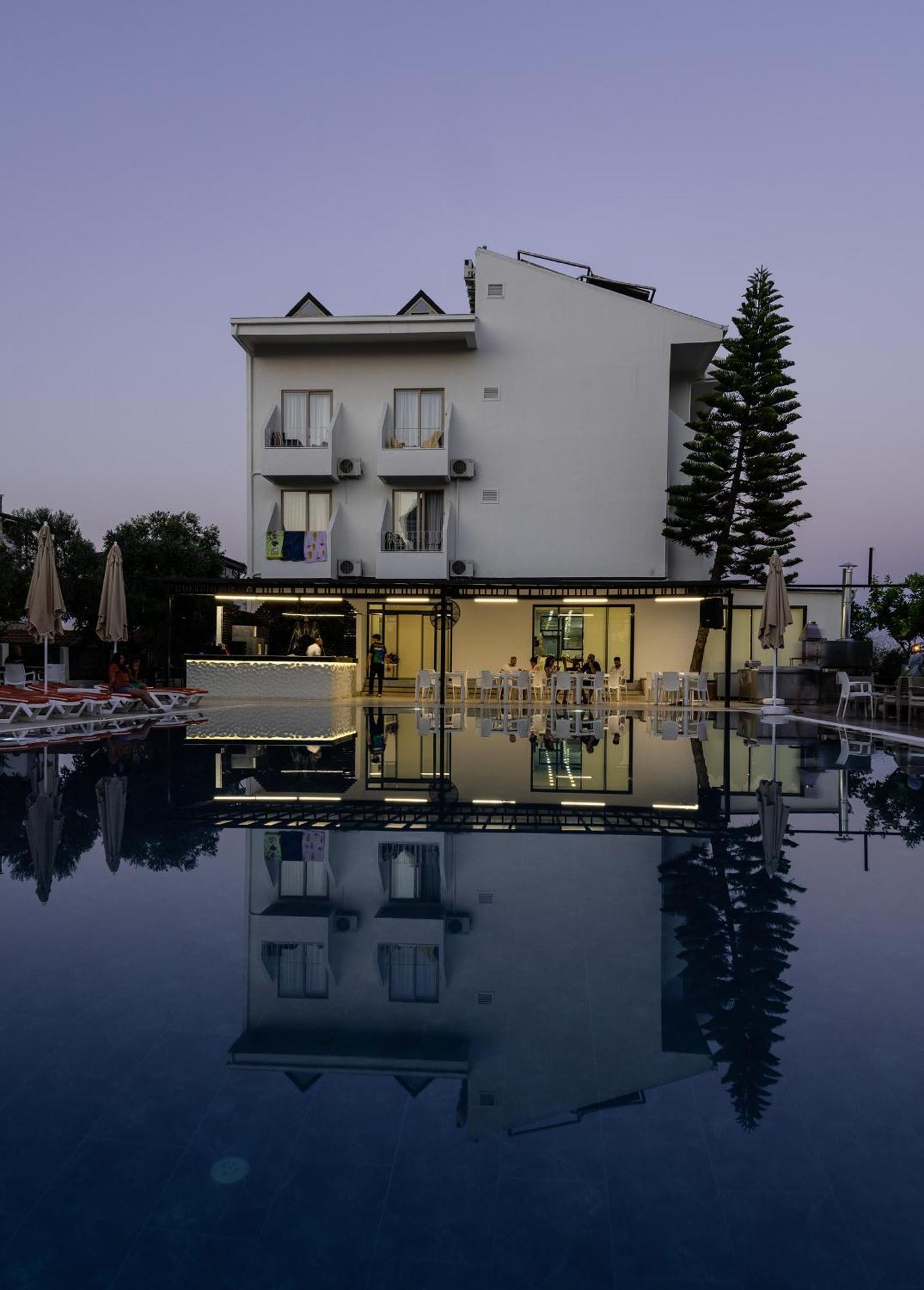 Side Sunset Hotel Exterior photo